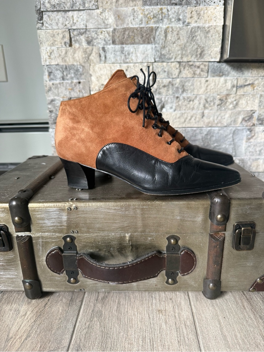 The J Peterman Company Vintage Lace Up Leather Pointed Black & Brown